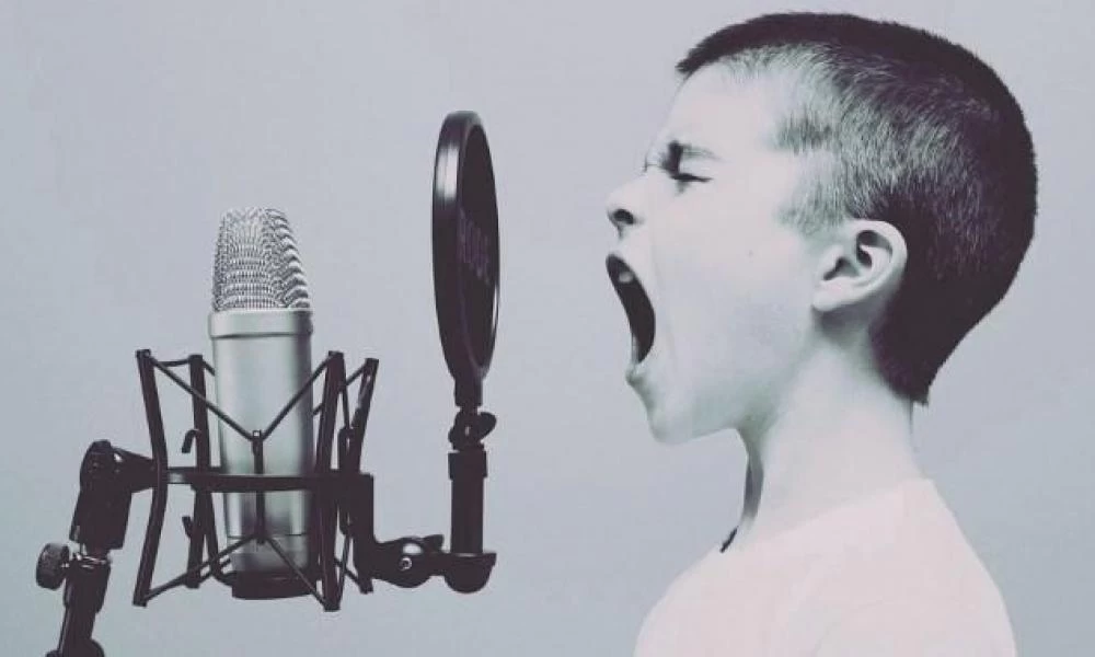 Πρόστιμο 3000 € σε τραγουδιστή για τραγούδι με τον γιο του